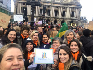 Grupo marca presença na marcha francesa pelo fim da violência contra as mulheres